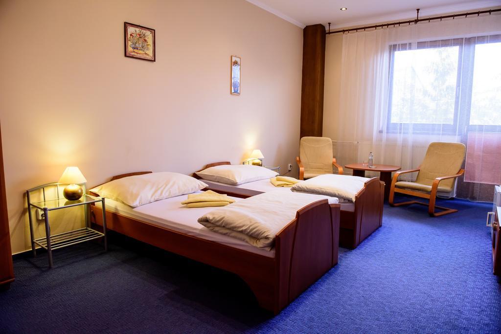 Hotel Slnecny Dvor Michalovce Quarto foto