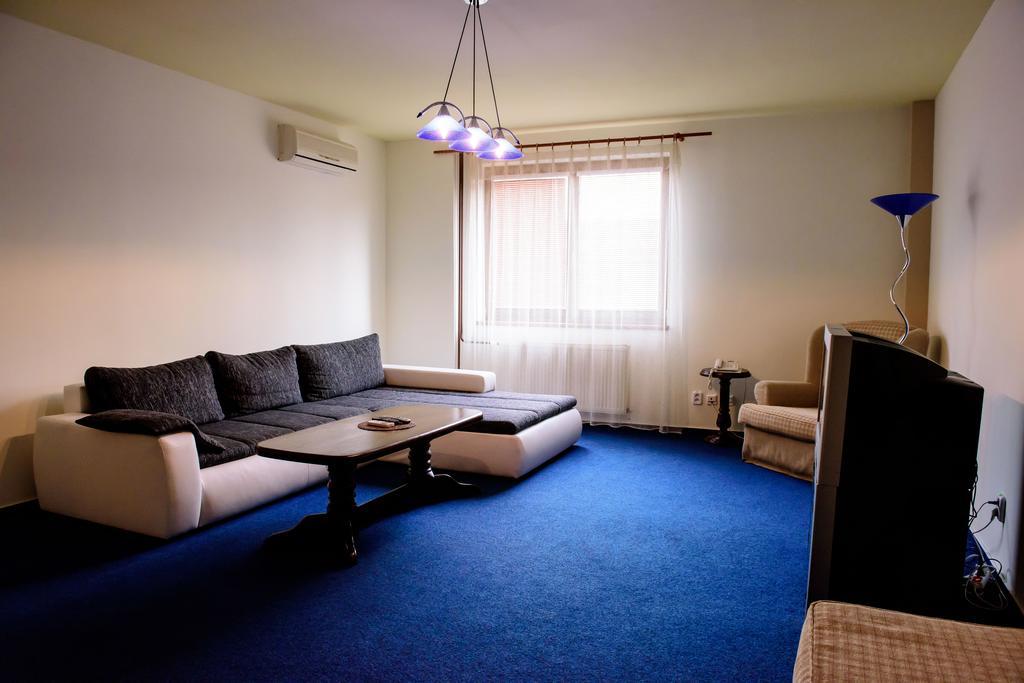 Hotel Slnecny Dvor Michalovce Quarto foto