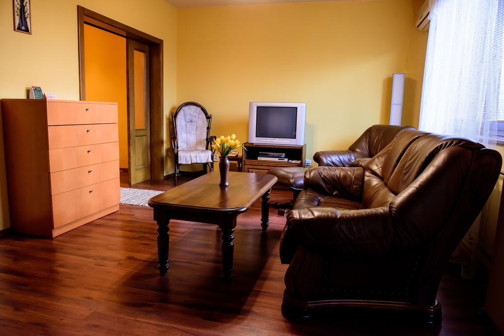 Hotel Slnecny Dvor Michalovce Quarto foto