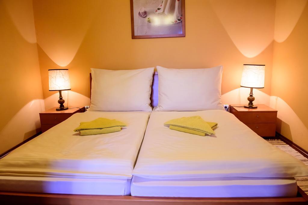 Hotel Slnecny Dvor Michalovce Quarto foto