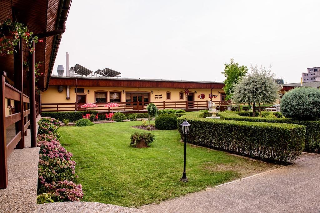 Hotel Slnecny Dvor Michalovce Exterior foto