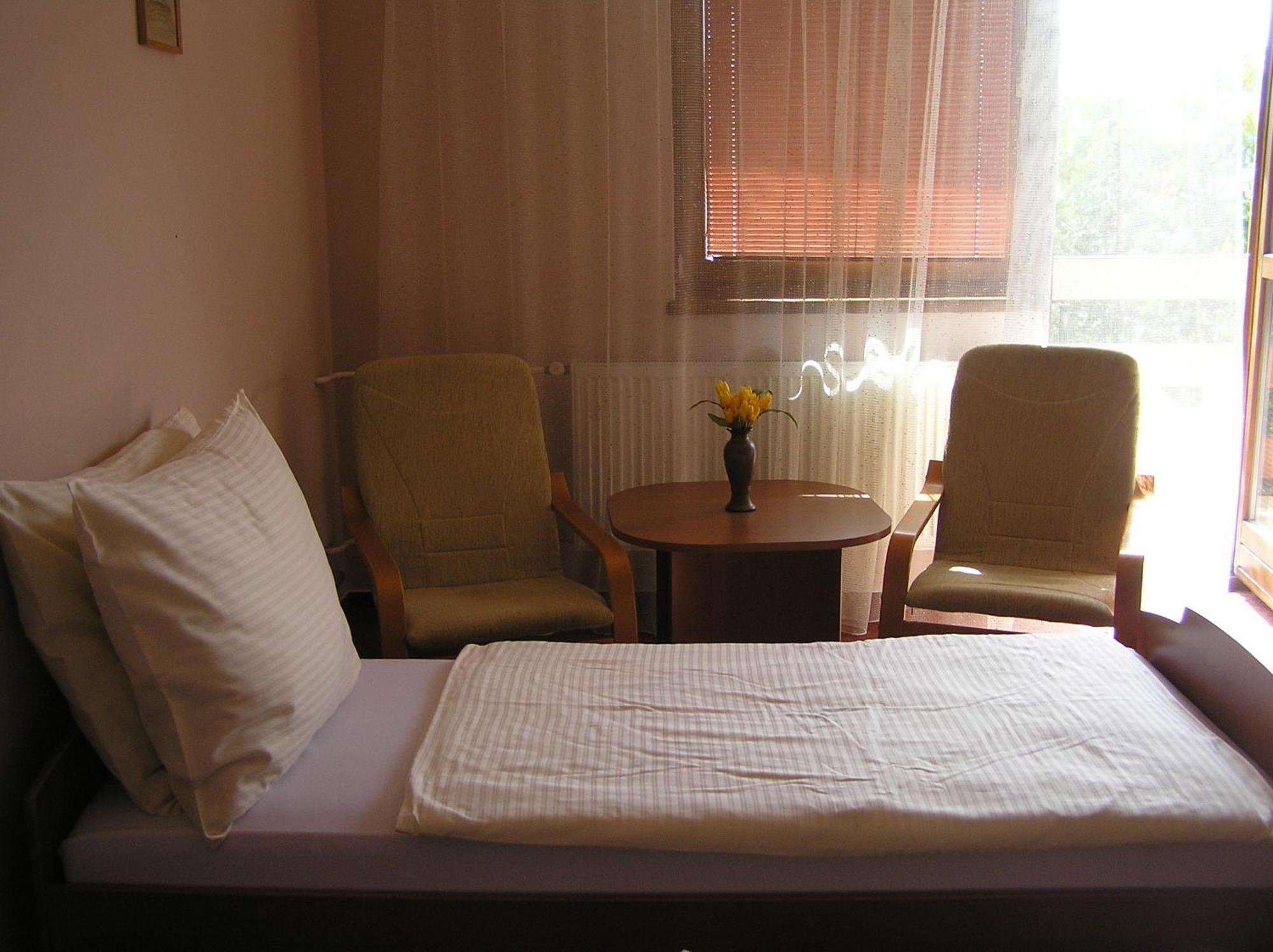 Hotel Slnecny Dvor Michalovce Quarto foto