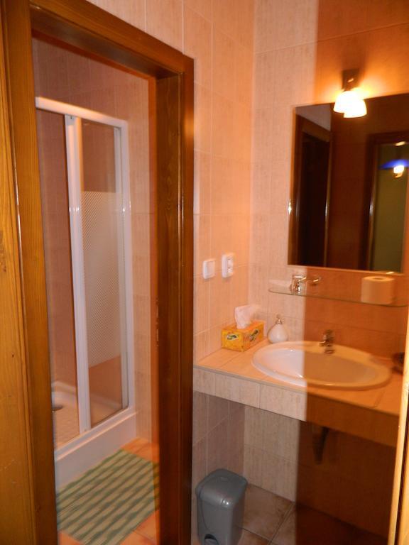Hotel Slnecny Dvor Michalovce Quarto foto