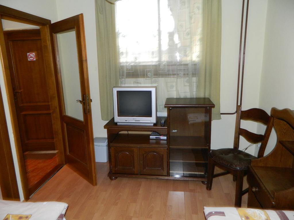 Hotel Slnecny Dvor Michalovce Quarto foto