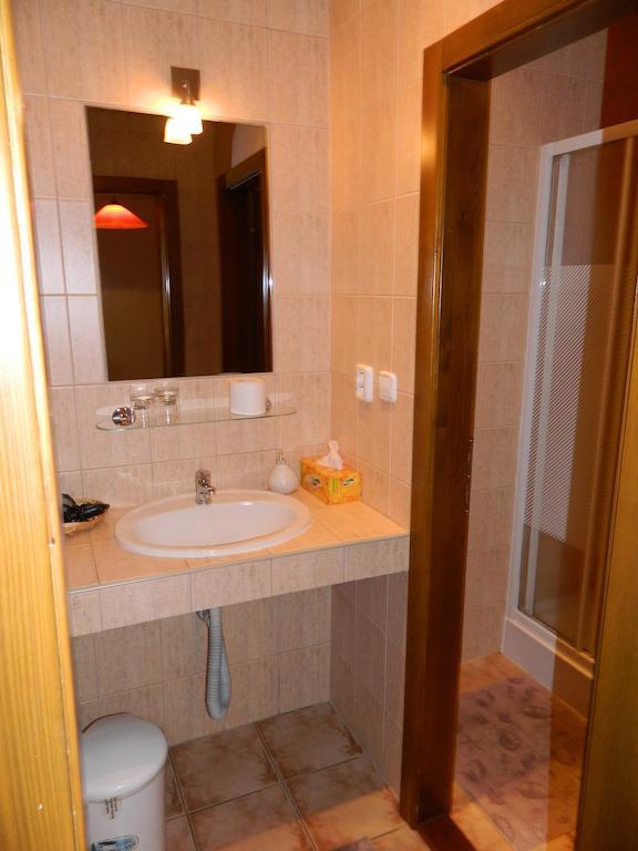 Hotel Slnecny Dvor Michalovce Quarto foto