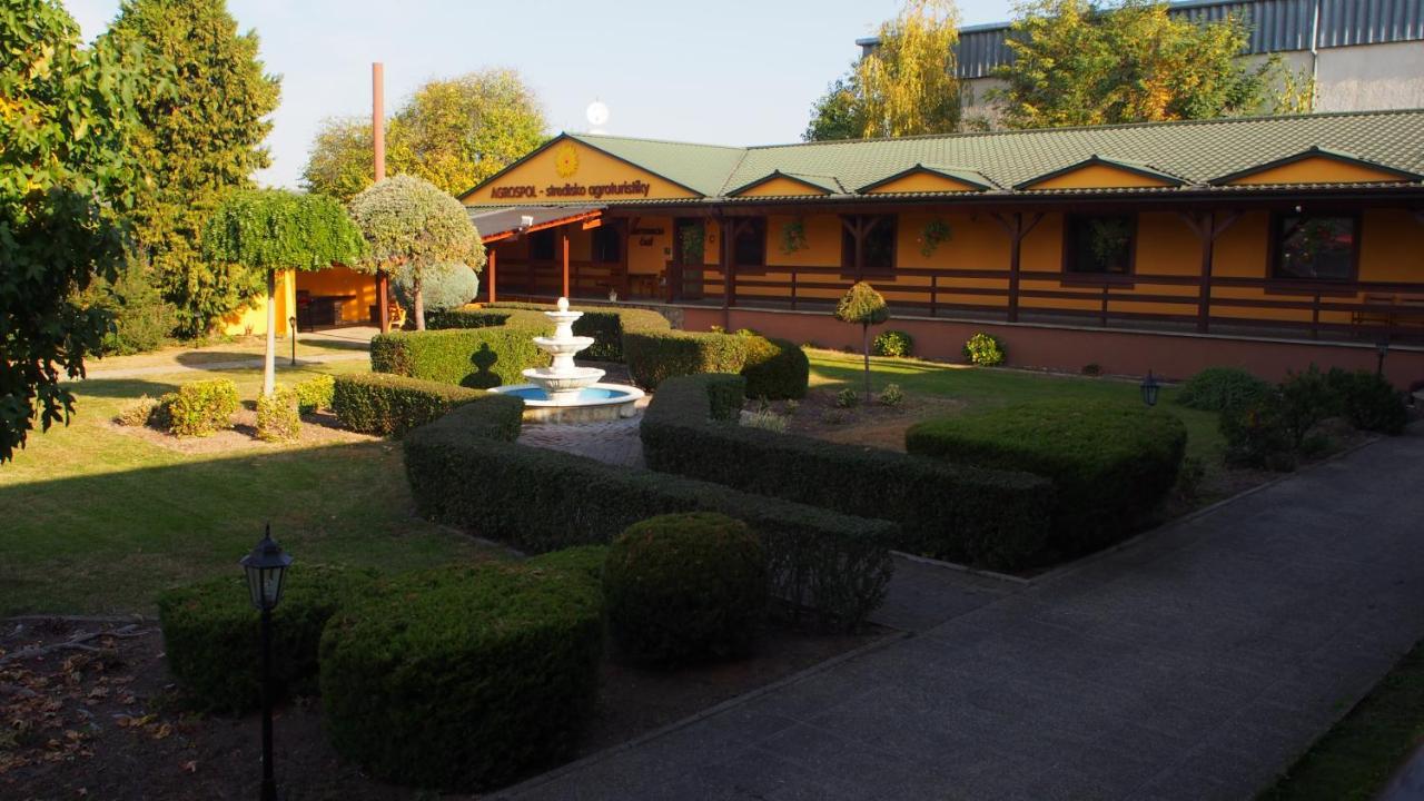Hotel Slnecny Dvor Michalovce Exterior foto