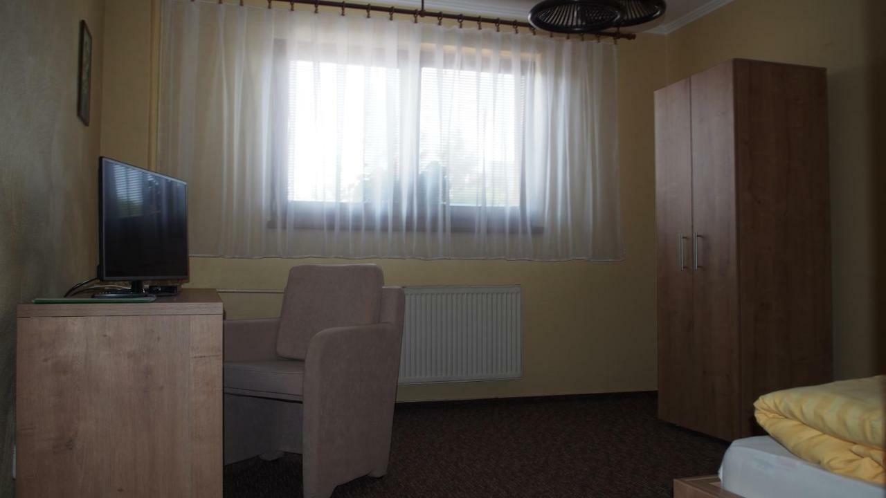 Hotel Slnecny Dvor Michalovce Exterior foto